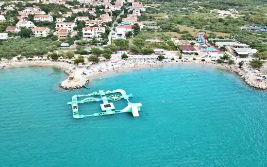 Krk - Punat letecký pohled na pobřeží a moře.