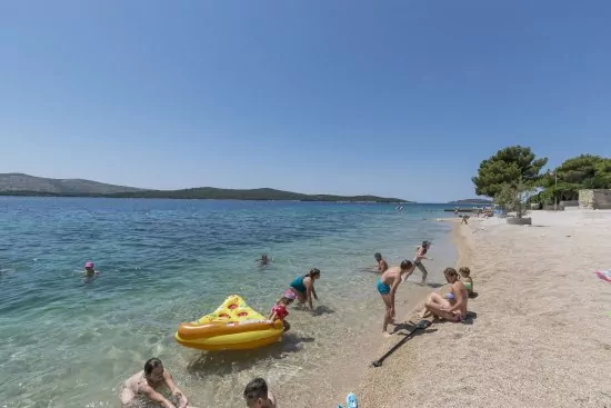 Moře a pláž 90 m pěší chůzí.