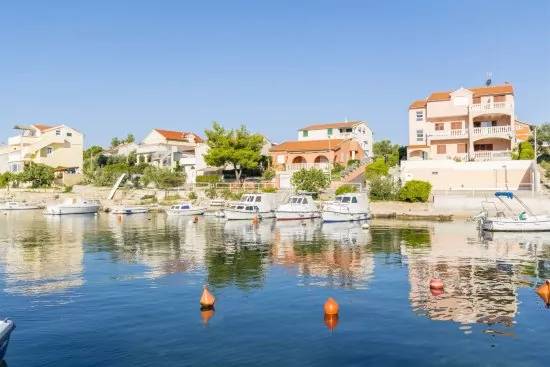 Moře a pobřeží před domem.