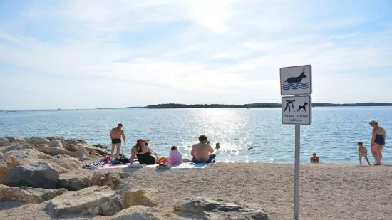 Štinjan moře a oblázková pláž 1 km pěší chůzí.