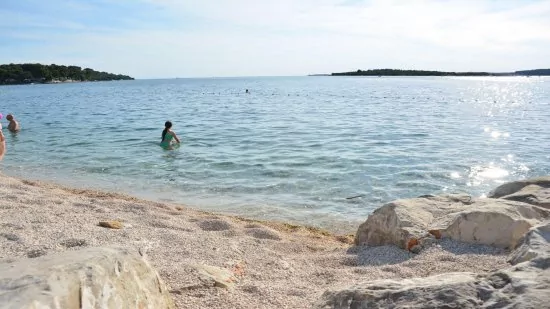 Štinjan moře a oblázková pláž 1 km pěší chůzí.