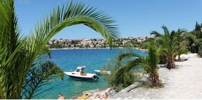 Pobřeží v blízkosti objektu.