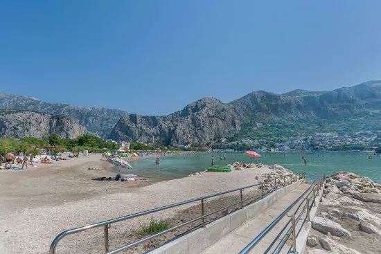 Omiš písečná pláž s pozvolným vstupem do moře.
