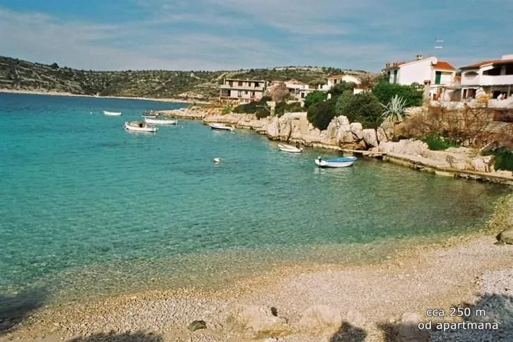 Pláž Uvala Draga 170 m pěší chůzí.