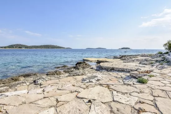 Moře a pláž 50 m od objektu.