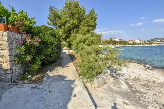 Moře a pláž 50 m od objektu.