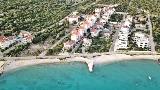 Pag - Mandre letecký pohled na pobřeží.