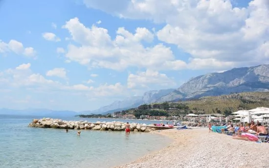 Podgora oblázková pláž 80 m pěší chůzí.