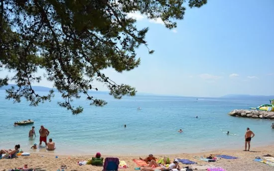 Podgora oblázková pláž 80 m pěší chůzí.