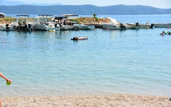 Igrane oblázková pláž s pozvolným vstupem do moře.