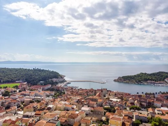 Makarska letecký pohled na pobřeží a město.