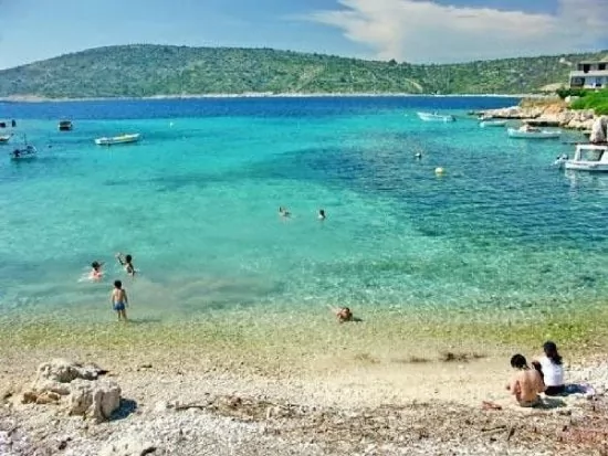 Kanica oblázková pláž 400 m pěší chůzí.