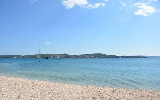 Oblázková pláž v obci Seget Donji