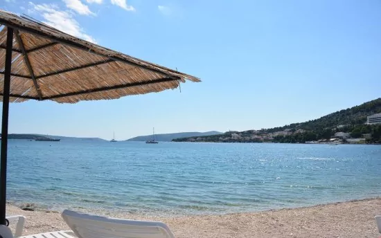 Pohled na moře z oblázkové pláže