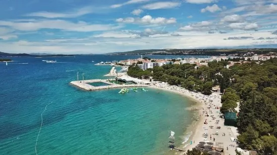 Biograd na Moru letecký pohled na pobřeží.