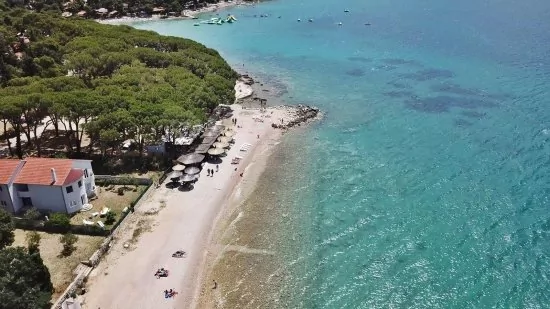 Biograd na Moru letecký pohled na pobřeží.
