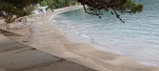 Moře a oblázková pláž 100 m pěší chůzí.