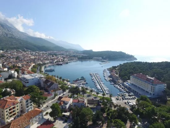 Makarska letecký pohled na pobřeží.