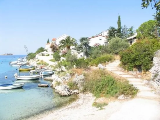 Oblázková pláž (Rogoznica)