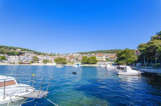 Pobřeží před objektem.