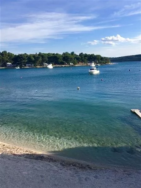 Moře a pláž před objektem.