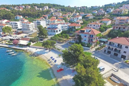 Pláž přímo před domem.