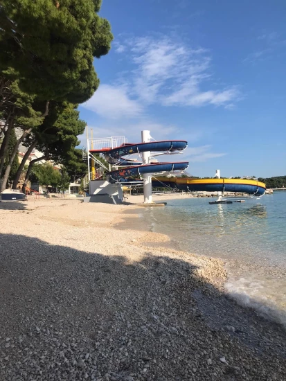 Oblázková pláž 400 m pěší chůzí.