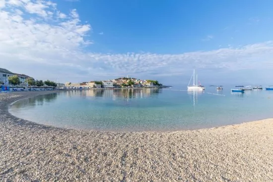 Pláž v centru města Primošten do 800 m od objektu.