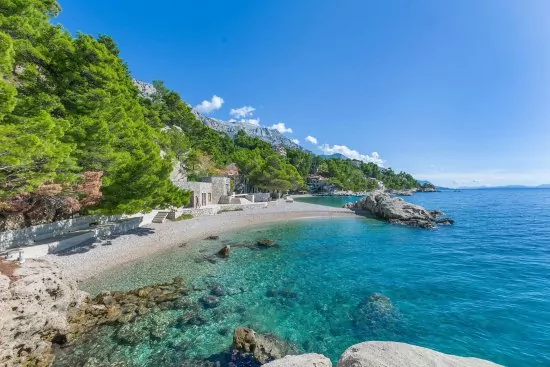 Brela moře a oblázková pláž 400 m pěší chůzí.