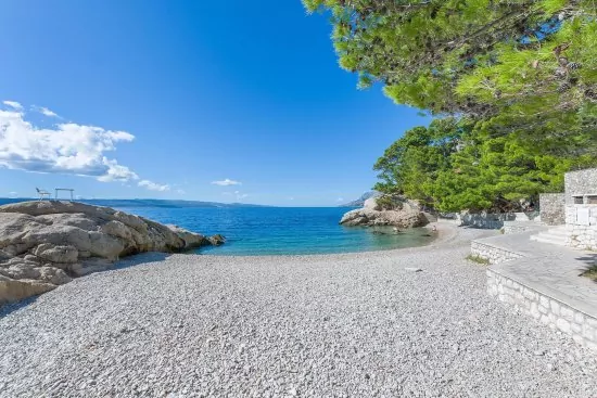 Brela moře a oblázková pláž 400 m pěší chůzí.