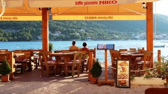 Grebaštica restaurace na pobřeží.