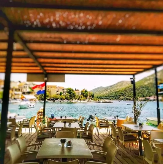 Grebaštica restaurace na pobřeží.