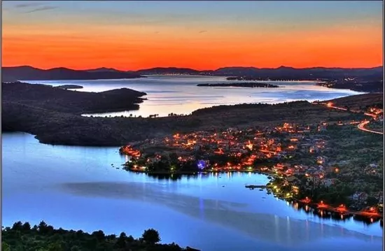 Grebaštica letecký pohled na pobřeží.