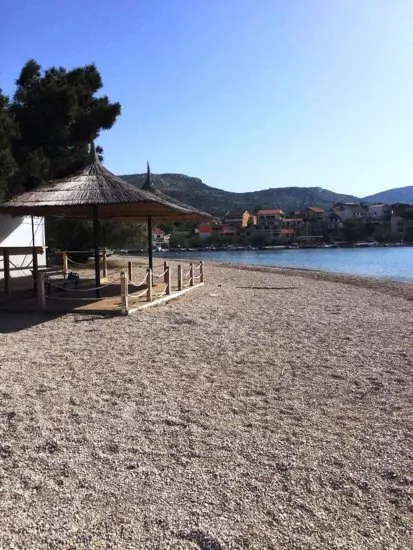 Moře a oblázková pláž 150 m pěší chůzí.