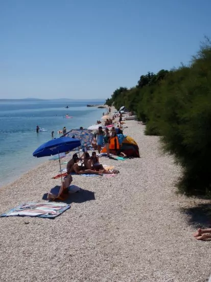 Moře a pláž v blízkosti objektu.