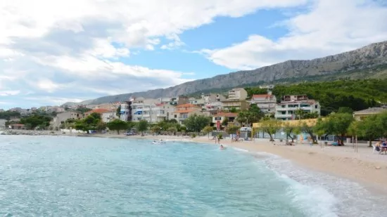 Moře a pláž v blízkosti objektu.