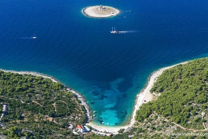 Letecký pohled na pláž Pokonji dol