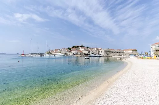 Primošten a průzračně čisté moře.