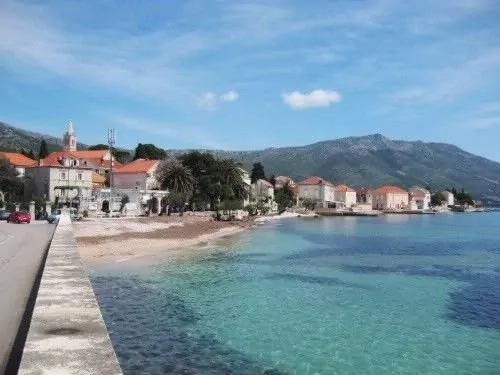 Průzračné moře a oblázková pláž