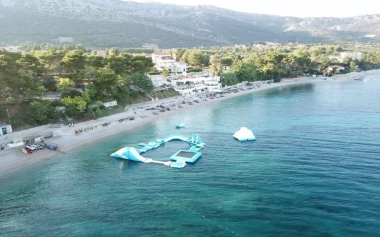 Letecký pohled na pláž a moře 