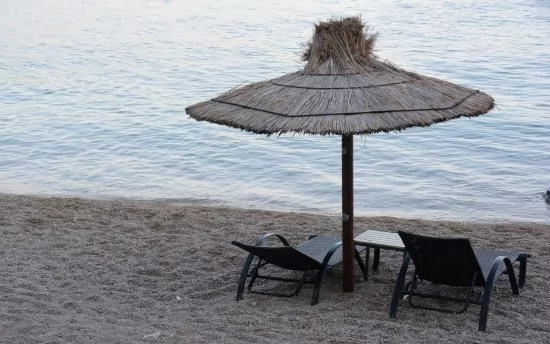 Obláskovo-písčitá pláž 300 m od objektu.