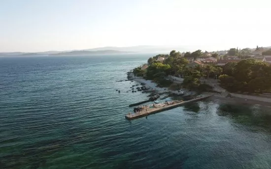 Orebić letecký pohled na pobřeží.