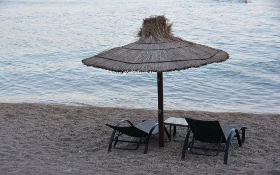 Obláskovo-písčitá pláž 300 m od objektu.