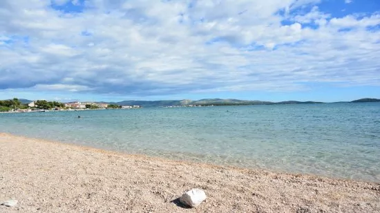 Oblázková pláž 250 m od objektu.