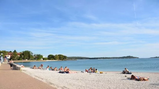 Oblázková pláž Valbandon 1 km od objektu.