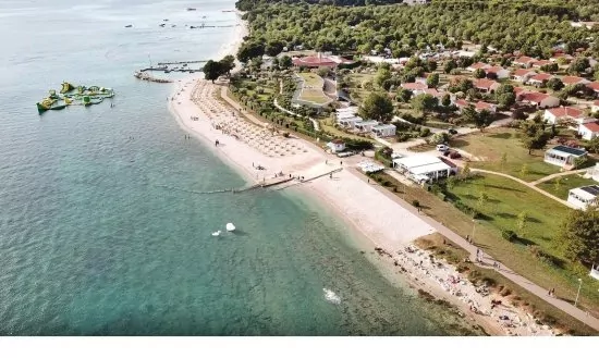 Pláž Valbandon z leteckého pohledu.