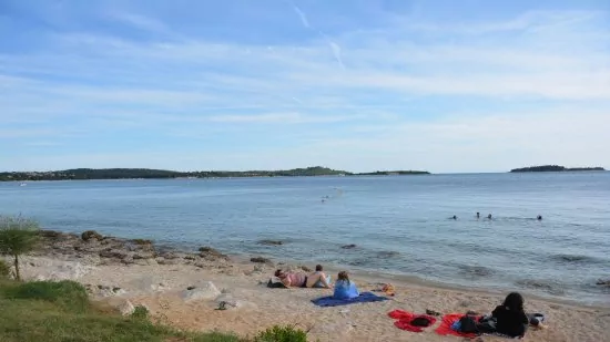 Oblázková pláž Valbandon 1 km od objektu.