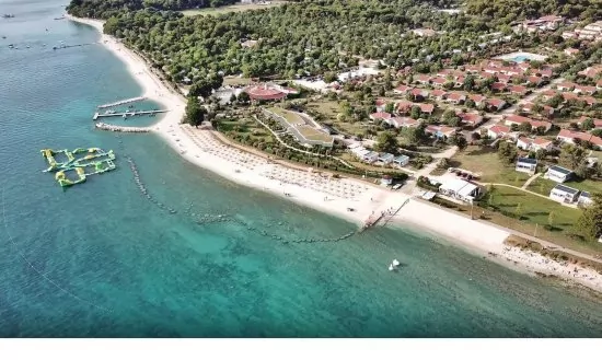 Pláž Valbandon z leteckého pohledu.