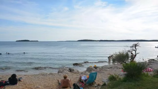 Oblázková pláž Valbandon 1 km od objektu.