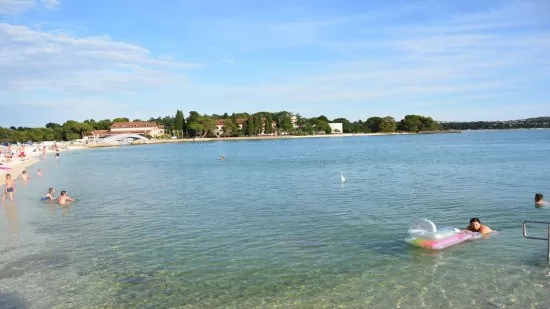 Pláž Valbandon 1 km od objektu.